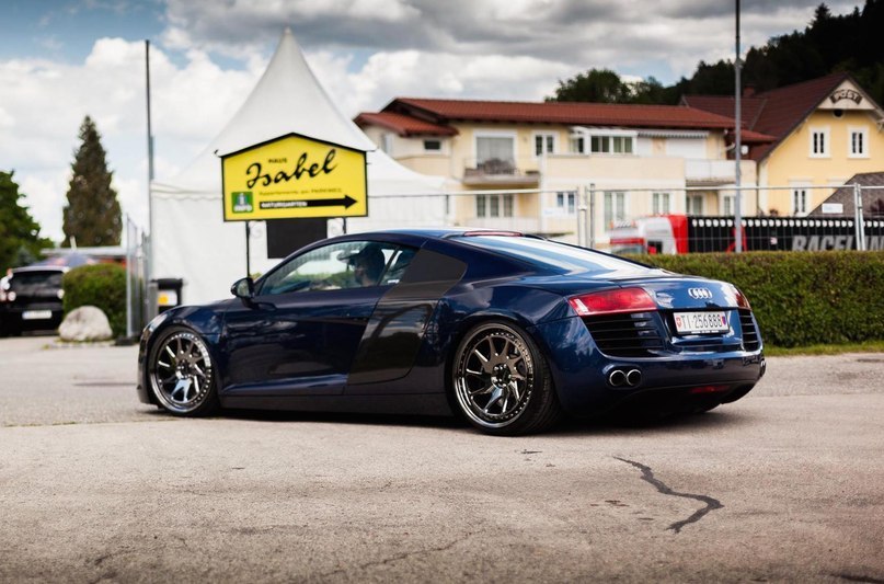 Audi R8.