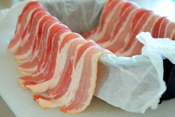 Слоёная мясная запеканка в беконе.Ингредиенты:Фарш мясной (свино-говяжий) - 500 гШампиньоны - ... - 7