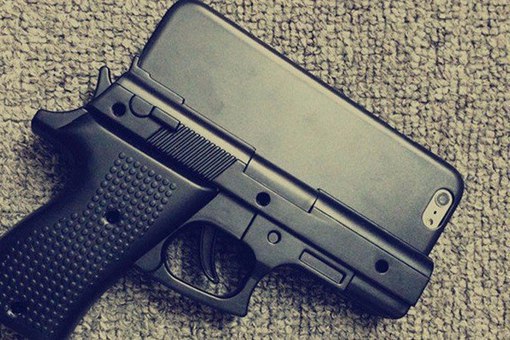 Американцев предостерегли от покупки чехлов для iPhone в виде пистолета.Полиция Нью-Йорка и ...