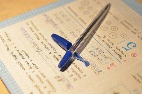 Люди, которые грызут ручку во время размышлений чаще всего являются творческими натурами.