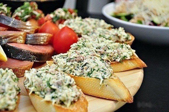 Очень вкусная подборка бутербродов.1. Закусочные бутерброды с печенью трескиИнгредиенты:· печень ...