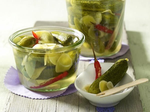 Необыкновенно вкусные огурцы маринованные в яблочном соке.После освоения консервирования огурцов ...