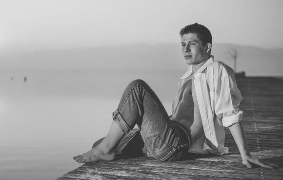 Спасибо Вам за то, что не любили. За нелюбовь нельзя корить. Спасибо, что на мир глаза открыли, За ...