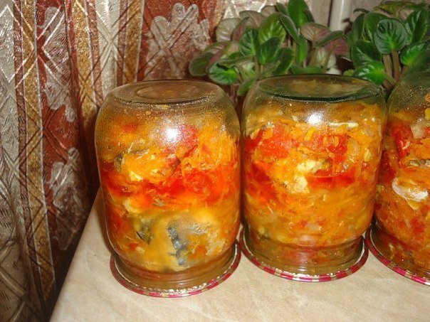 ЗАКУСКА НА ЗИМУ С РЫБКОЙ.6 скумбрий,1 кг лука,1,5 кг моркови,2 кг помидор, соль2 ст. ложки без ...