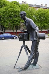 Минск. Скульптуры на площади у Комаровского рынка. Скульптуры "Фотограф", "Дама с ... - 3