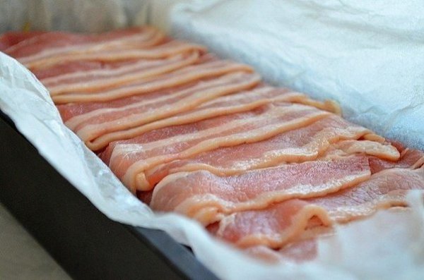 Слоёная мясная запеканка в беконе.Ингредиенты:Фарш мясной (свино-говяжий) - 500 гШампиньоны - ... - 9