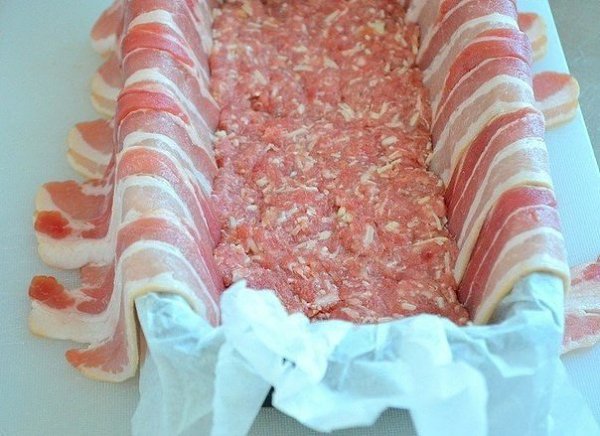 Слоёная мясная запеканка в беконе.Ингредиенты:Фарш мясной (свино-говяжий) - 500 гШампиньоны - ... - 8
