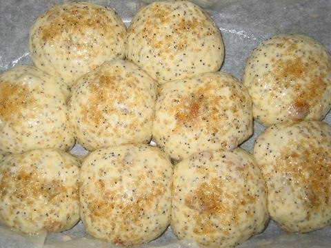Булочки с маком и изюмом.200 мл. молока50 граммов сливочного масла (размягченного)3 ст. ложки ... - 4