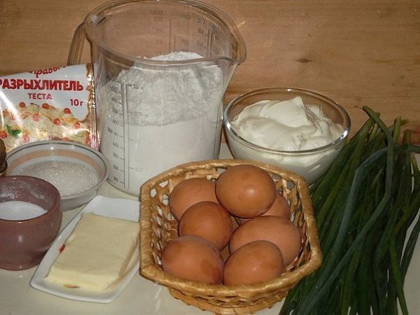 Заливной пирог с зелёным луком и яйцом.Ингредиенты:Сметана — 350 гМасло сливочное — 150 гМука — ... - 2