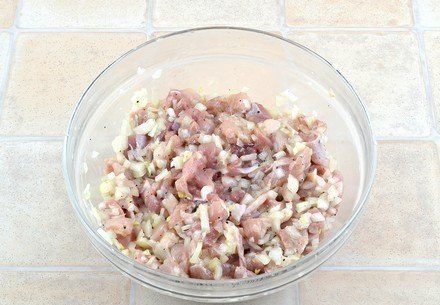 Нежное куриное мясо в хрустящем слоеном тесте. Ингредиенты: 250 г муки 100 г масла 700 г курицы (2 ... - 3