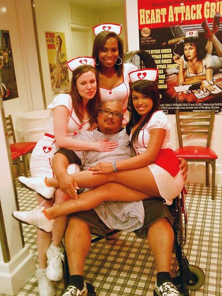 В американском Фениксе находится ресторан Heart Attack Grill, в котором можно отведать максимальное ... - 3