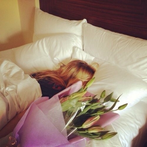 Если мужчина постоянно ищет в девушке недостатки, то ее достоинства найдет другой.