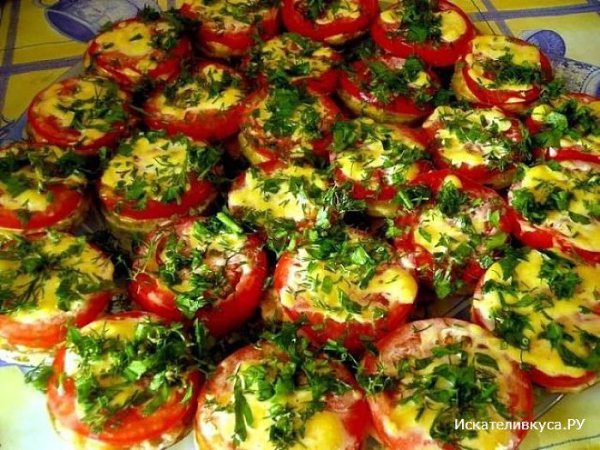 Острая закуска.Ингредиенты:- 1 крупный кабачок- 2-3 зубчика чеснока- 5 не крупных помидоров- по ...