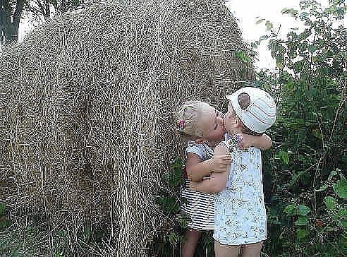 У нас в деревне нет ни Контактов, ни Одноклассников. НО! У нас полно сеновалов для контактов с ...