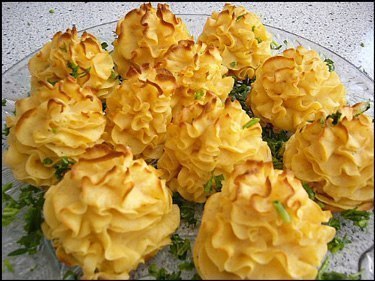 Картофельные розочки.Небходимые продукты: картофель - 4 большиx, сливочное масло,соль, перец, ...
