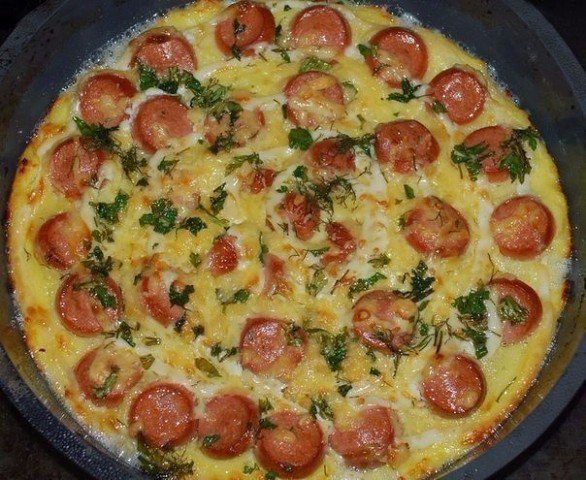 Запеканка из картофеля с сосисками.Ингредиенты:-5 картофелин-4 сосиски-2 яйца-100 г твердого ...