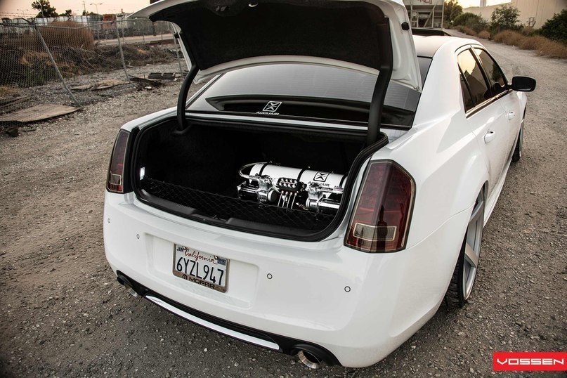 Chrysler 300 SRT8. - 6