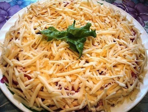 Слоеный салат с грибами.Приготовление:1-й слой – лук маринованный соломкой (уксус (или лимонная ...