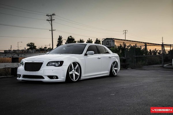 Chrysler 300 SRT8. - 8