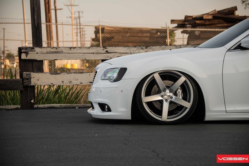 Chrysler 300 SRT8. - 4