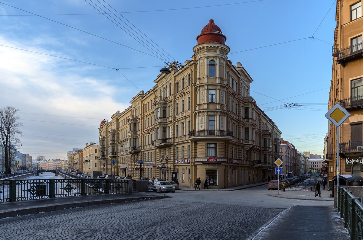 Знаменитые улицы петербурга. Доходный дом Зверкова Санкт Петербург. Дом Ратькова-Рожнова на канале Грибоедова. Петербург доходный дом Достоевский. Староневский проспект Санкт-Петербург.