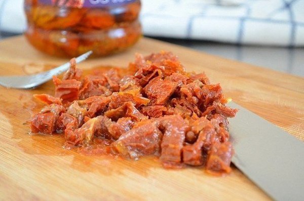 Слоёная мясная запеканка в беконе.Ингредиенты:Фарш мясной (свино-говяжий) - 500 гШампиньоны - ... - 6