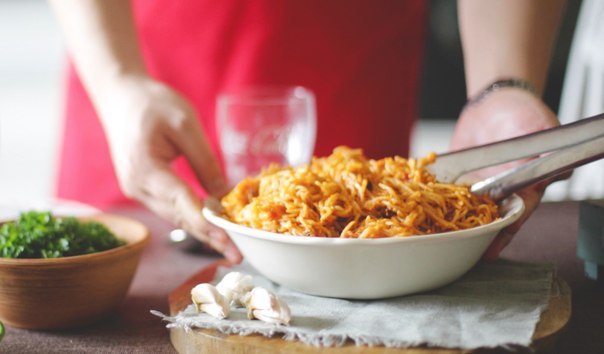 Острая томатная паста.Ингредиенты:- спагетти 500 г.- помидоры 7-10 шт.- лук 2 шт.- сухой базилик ? ... - 4