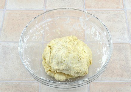 Нежное куриное мясо в хрустящем слоеном тесте. Ингредиенты: 250 г муки 100 г масла 700 г курицы (2 ... - 2