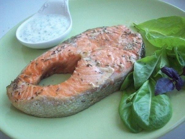 Форель, запеченная в фольге с йогуртовый соусом.Ингредиенты (на 1 порцию):Форель — 1 кусокСоевый ...