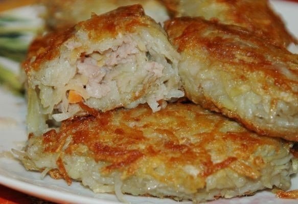 Картофельные зразы с мясным фаршем.Секрет этих зразов в терке, нужно использовать крупную, а не ...