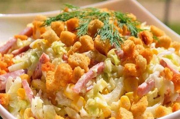 Сырный салат с сухариками.Сырный салат с сухариками – очень сытный, так что им без проблем можно ...