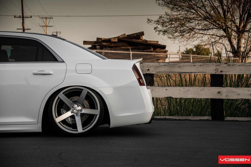 Chrysler 300 SRT8. - 5