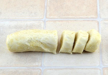 Нежное куриное мясо в хрустящем слоеном тесте. Ингредиенты: 250 г муки 100 г масла 700 г курицы (2 ... - 4
