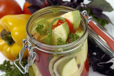 Кабачки маринованные острые.Ингредиенты: кабачкиострый перец чилизеленьлавровый листгвоздика черный ...