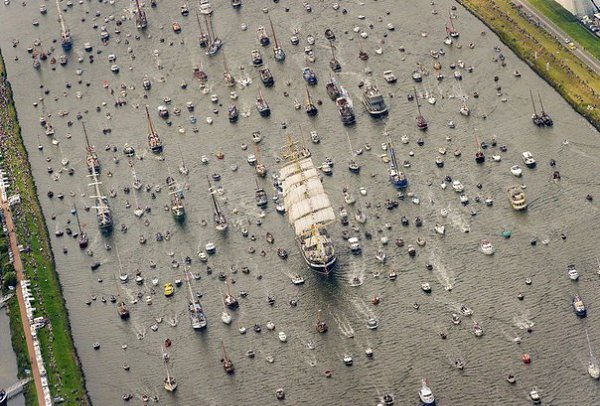 Лодки, идущие на парад кораблей «Sail Amsterdam», Амстердам, Нидерланды