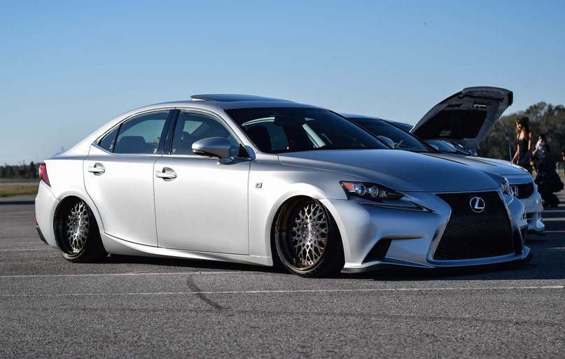 Lexus IS.