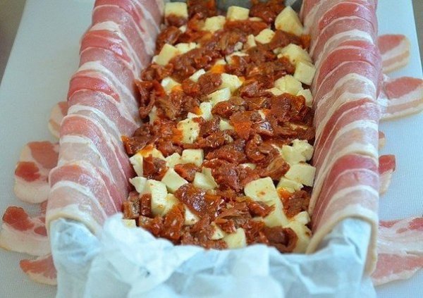 Слоёная мясная запеканка в беконе.Ингредиенты:Фарш мясной (свино-говяжий) - 500 гШампиньоны - ... - 10