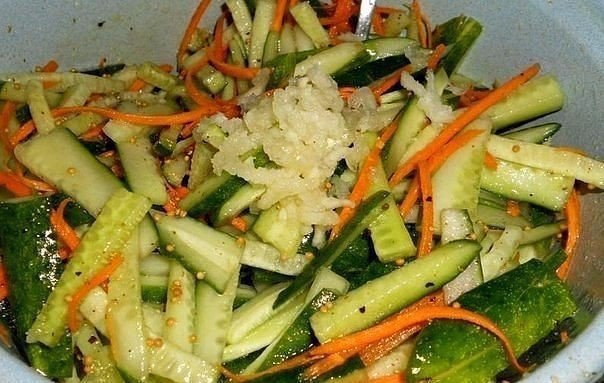 Огурчики по-корейски - вкуснятина! Ингредиенты: 4 кг огурцов 1 кг морковки 1 стакан сахара 1 стакан ...