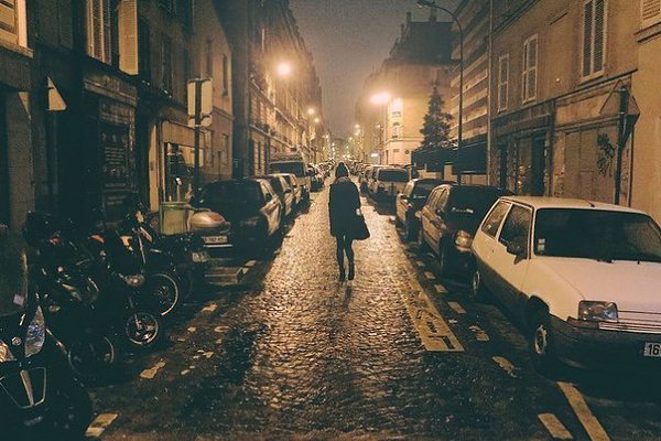 Страшнее нету одиночества, чем одиночество в толпе, когда безумно всем хохочется, а плакать хочется ...
