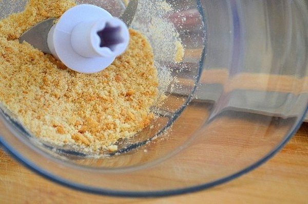 Слоёная мясная запеканка в беконе.Ингредиенты:Фарш мясной (свино-говяжий) - 500 гШампиньоны - ... - 3