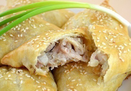 Нежное куриное мясо в хрустящем слоеном тесте. Ингредиенты: 250 г муки 100 г масла 700 г курицы (2 ...