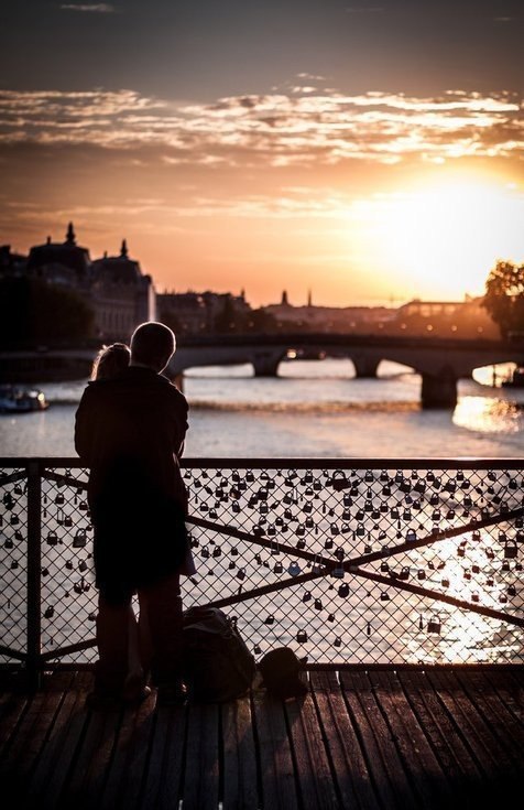 Точка ставится в отношениях, но не в чувствах. В чувствах всегда будет многоточие…