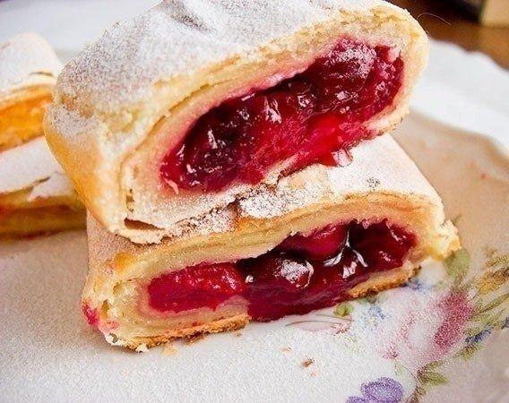 Австрийский штрудель с вишнями.Ингредиенты:для теста: 200 г муки 200 г творога4 яичные желтка 80 г ...