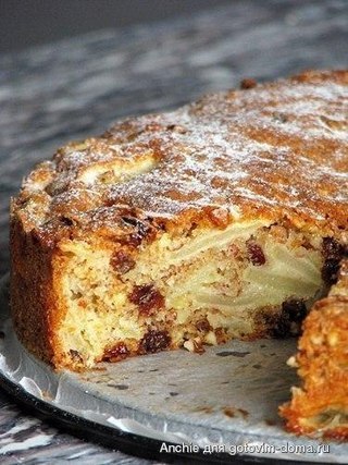 Яблочный пирог с миндалем и изюмом.Состав:600 г кислых яблок150 г миндаля100 г сливочного масла2 ...