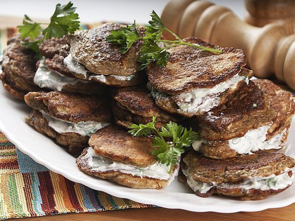 Печеночные оладьи в сметанном соусе. Печёнка – продукт, который любят далеко не все. Аппетитные ... - 6