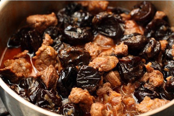 Мясо с черносливом.Ингредиенты:200-250г лука,1 крупная морковь,600г мякоти говядины,1 горсть ... - 8