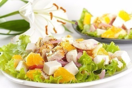 Салат с апельсинами куриным филе и сыром фета.на 100 г 160 ккалНам понадобится (на 3-4 порции):филе ...
