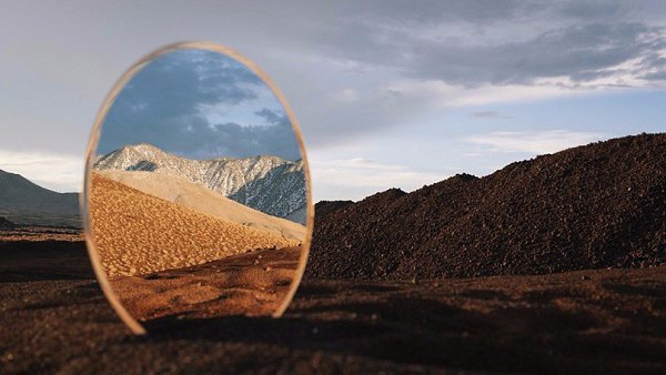 "Портал в другой мир" - необычный фотопроект с большим зеркалом
