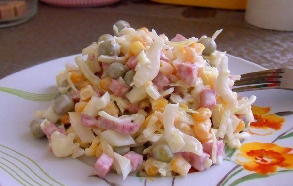 ЛЁГКИЙ САЛАТИК.ИНГРЕДИЕНТЫ: кукуруза - 1 банка, горошек - 1 банка, колбаса варено-копченая - 200-300 ...