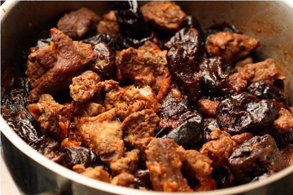 Мясо с черносливом.Ингредиенты:200-250г лука,1 крупная морковь,600г мякоти говядины,1 горсть ... - 7